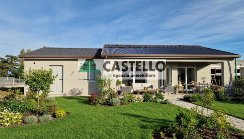 A Reschigliano proponiamo una casa indipendente, dagli ampi spazi interni ed esterni, sviluppata ...