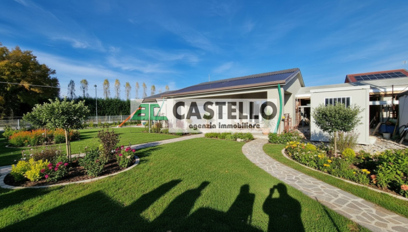 A Reschigliano proponiamo una casa indipendente, dagli ampi spazi interni ed esterni, sviluppata ...