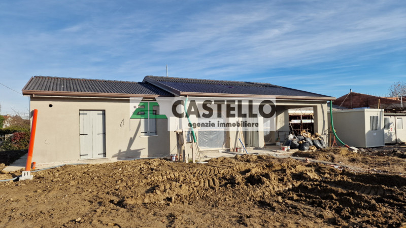 A Reschigliano proponiamo una casa indipendente, dagli ampi spazi interni ed esterni, sviluppata ...