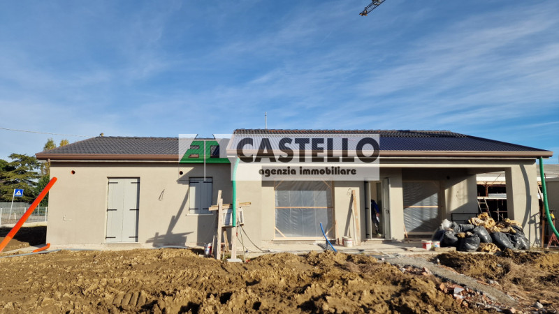 A Reschigliano proponiamo una casa indipendente, dagli ampi spazi interni ed esterni, sviluppata ...