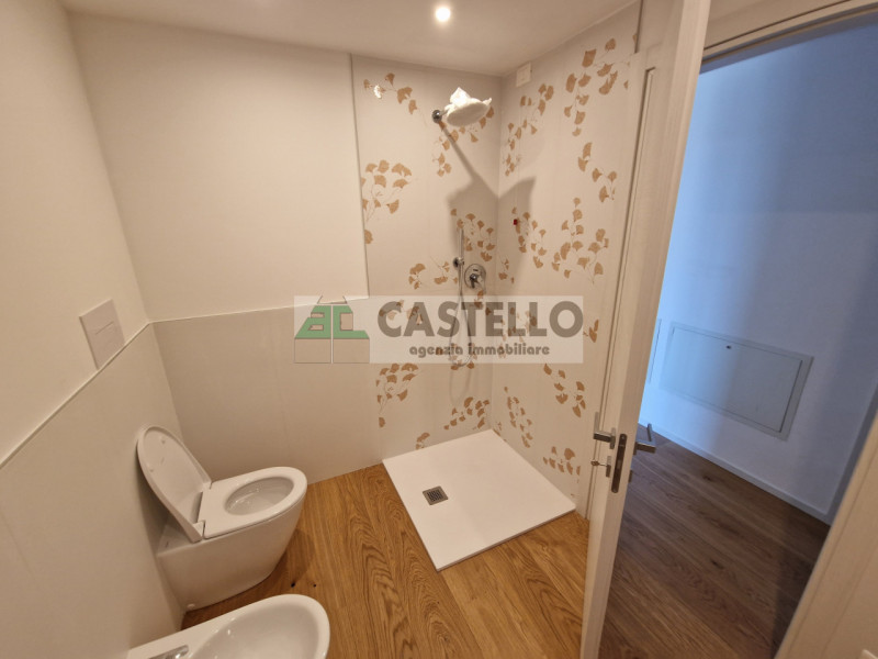 A Reschigliano proponiamo una casa indipendente, dagli ampi spazi interni ed esterni, sviluppata ...