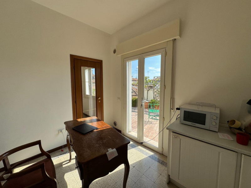 Nel cuore più autentico di Treviso, dove le architetture storiche raccontano secoli di bellezza, ...