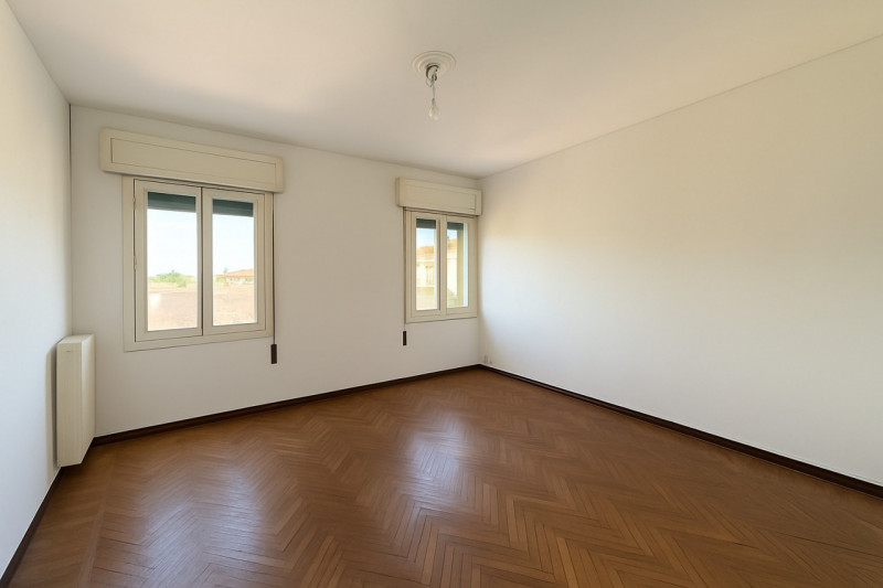 Nel cuore più autentico di Treviso, dove le architetture storiche raccontano secoli di bellezza, ...