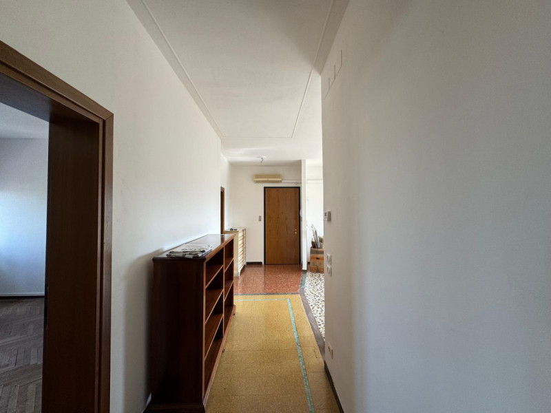 Nel cuore più autentico di Treviso, dove le architetture storiche raccontano secoli di bellezza, ...