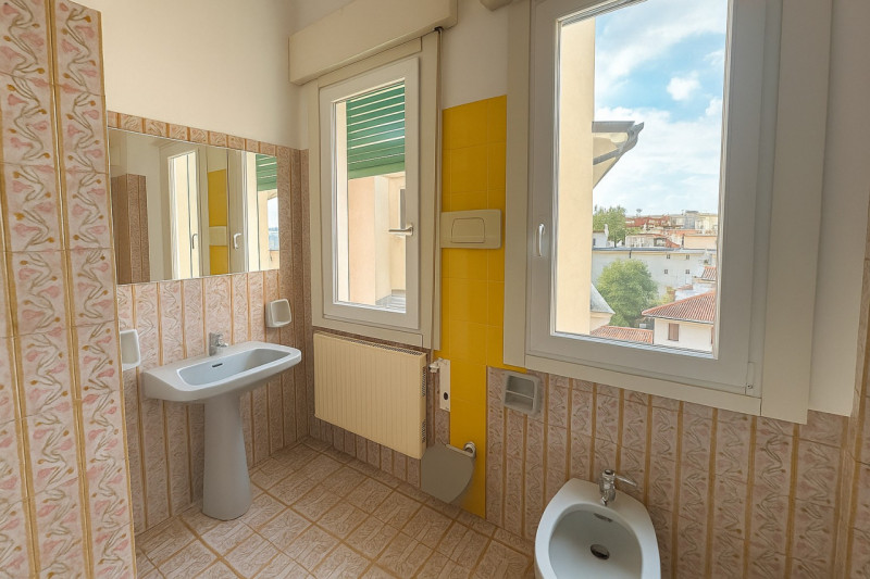 Nel cuore più autentico di Treviso, dove le architetture storiche raccontano secoli di bellezza, ...