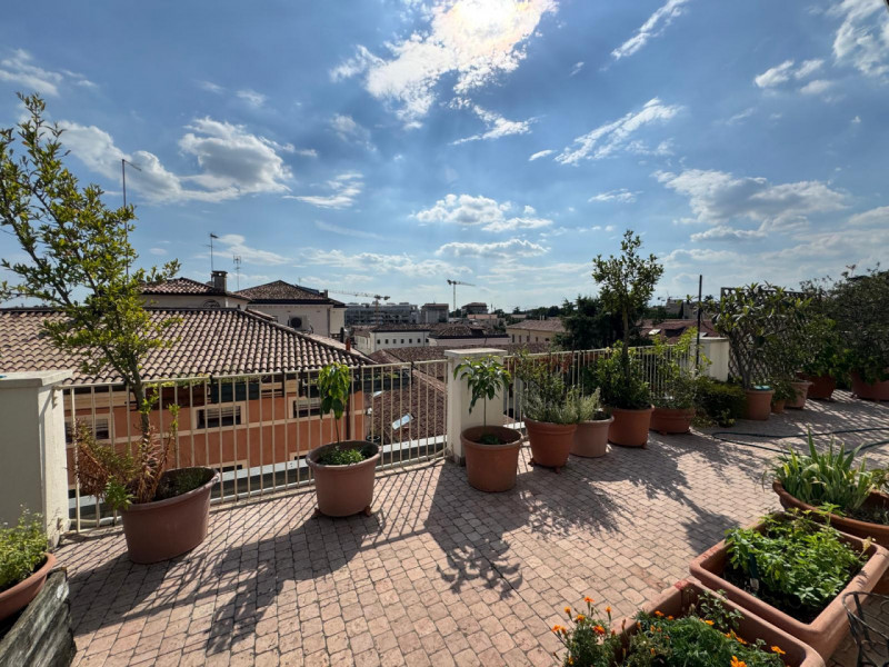 Nel cuore più autentico di Treviso, dove le architetture storiche raccontano secoli di bellezza, ...