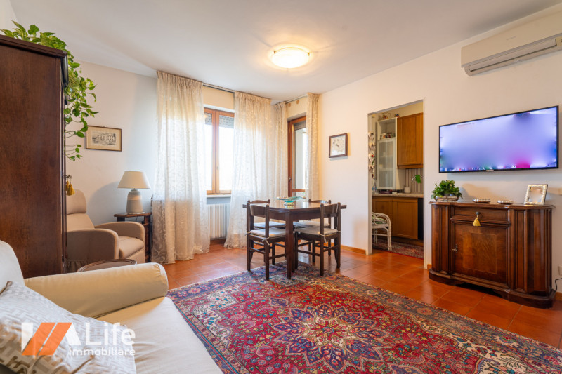 Introvabile bicamere con ingresso, soggiorno, cucina separata, poggiolo/veranda, ampio bagno, 2 c...