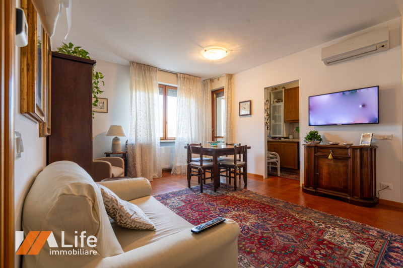 Introvabile bicamere con ingresso, soggiorno, cucina separata, poggiolo/veranda, ampio bagno, 2 c...