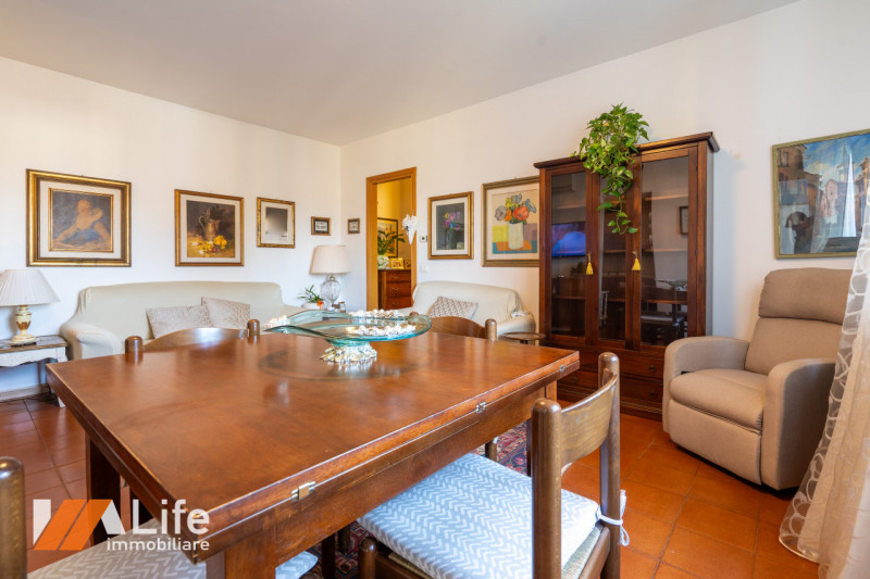 Introvabile bicamere con ingresso, soggiorno, cucina separata, poggiolo/veranda, ampio bagno, 2 c...