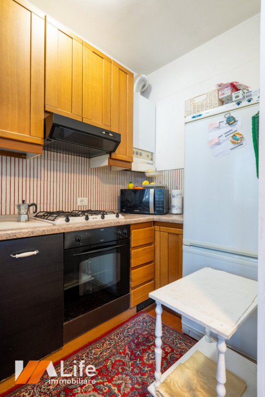 Introvabile bicamere con ingresso, soggiorno, cucina separata, poggiolo/veranda, ampio bagno, 2 c...