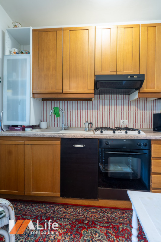 Introvabile bicamere con ingresso, soggiorno, cucina separata, poggiolo/veranda, ampio bagno, 2 c...