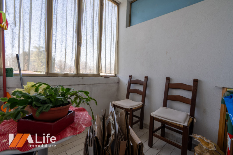 Introvabile bicamere con ingresso, soggiorno, cucina separata, poggiolo/veranda, ampio bagno, 2 c...