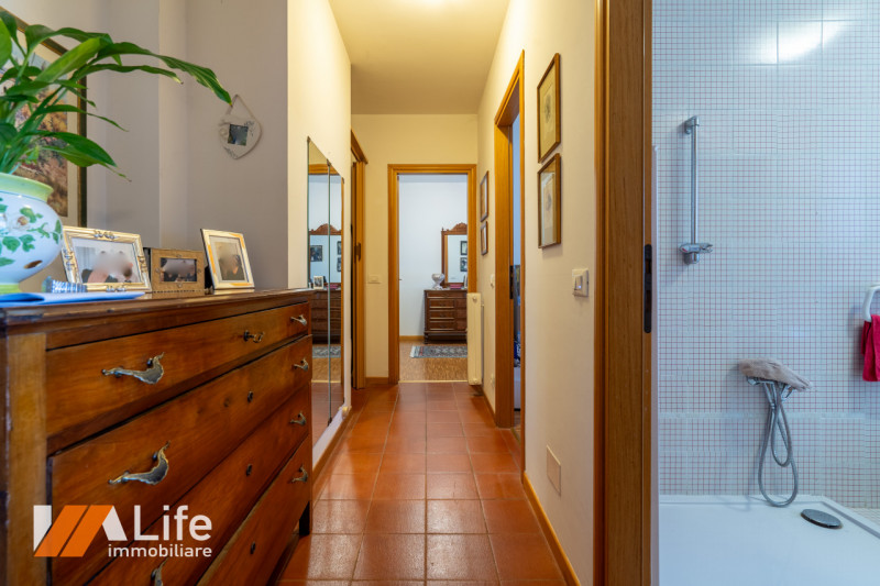 Introvabile bicamere con ingresso, soggiorno, cucina separata, poggiolo/veranda, ampio bagno, 2 c...