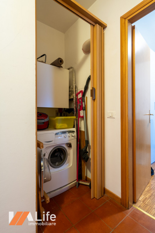 Introvabile bicamere con ingresso, soggiorno, cucina separata, poggiolo/veranda, ampio bagno, 2 c...