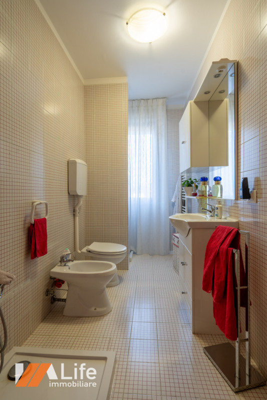 Introvabile bicamere con ingresso, soggiorno, cucina separata, poggiolo/veranda, ampio bagno, 2 c...