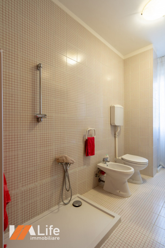 Introvabile bicamere con ingresso, soggiorno, cucina separata, poggiolo/veranda, ampio bagno, 2 c...