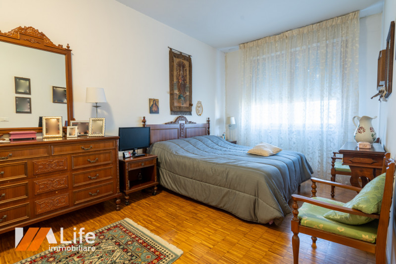 Introvabile bicamere con ingresso, soggiorno, cucina separata, poggiolo/veranda, ampio bagno, 2 c...