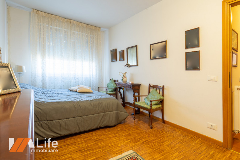 Introvabile bicamere con ingresso, soggiorno, cucina separata, poggiolo/veranda, ampio bagno, 2 c...