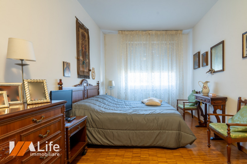 Introvabile bicamere con ingresso, soggiorno, cucina separata, poggiolo/veranda, ampio bagno, 2 c...