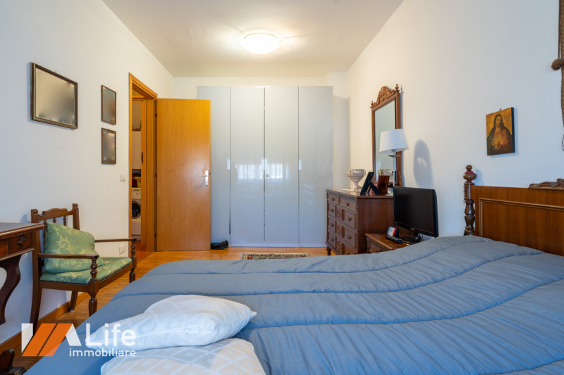 Introvabile bicamere con ingresso, soggiorno, cucina separata, poggiolo/veranda, ampio bagno, 2 c...