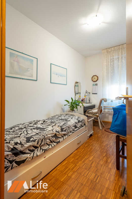 Introvabile bicamere con ingresso, soggiorno, cucina separata, poggiolo/veranda, ampio bagno, 2 c...