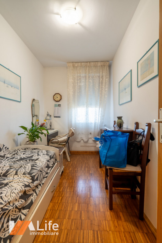 Introvabile bicamere con ingresso, soggiorno, cucina separata, poggiolo/veranda, ampio bagno, 2 c...