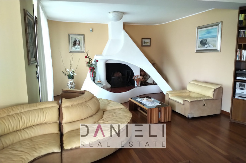Brogliano: in zona panoramica, vi suggeriamo prestigiosa villa immersa nel verde, con vista apert...