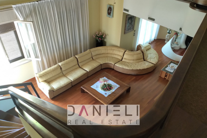 Brogliano: in zona panoramica, vi suggeriamo prestigiosa villa immersa nel verde, con vista apert...