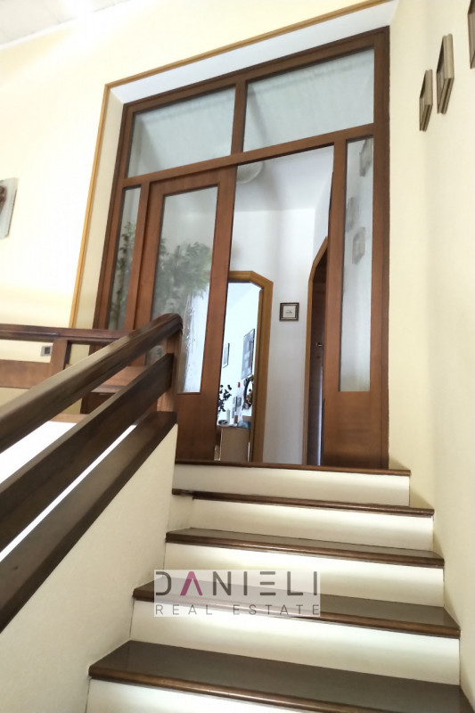 Brogliano: in zona panoramica, vi suggeriamo prestigiosa villa immersa nel verde, con vista apert...