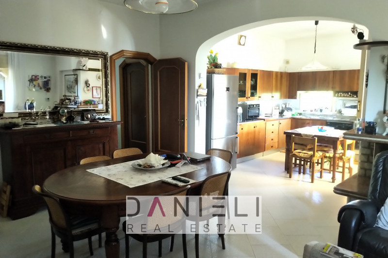 Brogliano: in zona panoramica, vi suggeriamo prestigiosa villa immersa nel verde, con vista apert...