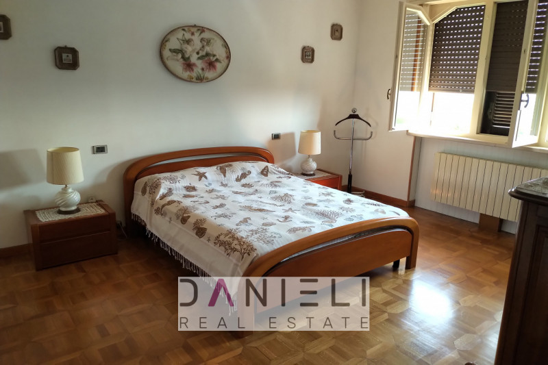 Brogliano: in zona panoramica, vi suggeriamo prestigiosa villa immersa nel verde, con vista apert...