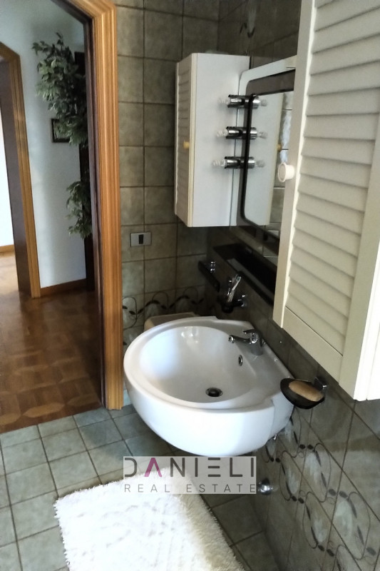 Brogliano: in zona panoramica, vi suggeriamo prestigiosa villa immersa nel verde, con vista apert...