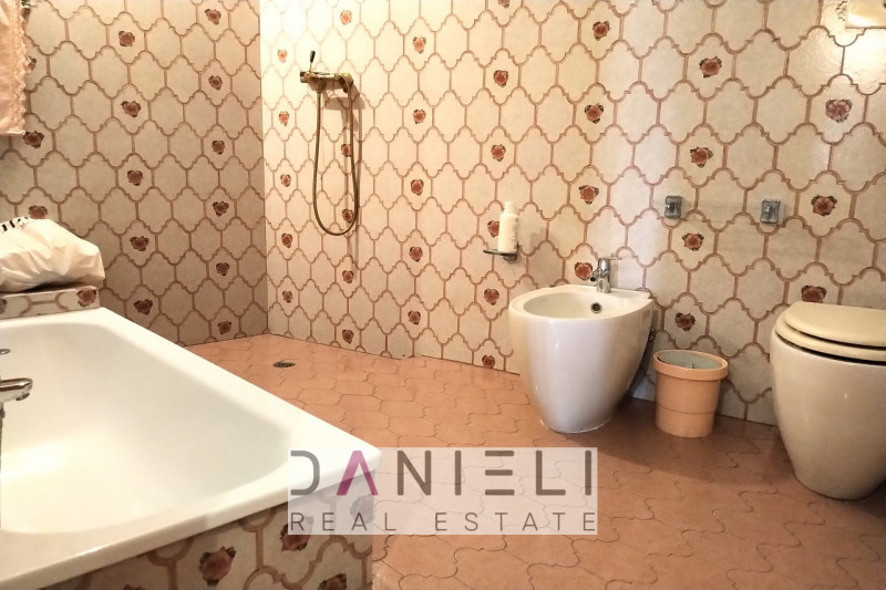 Brogliano: in zona panoramica, vi suggeriamo prestigiosa villa immersa nel verde, con vista apert...