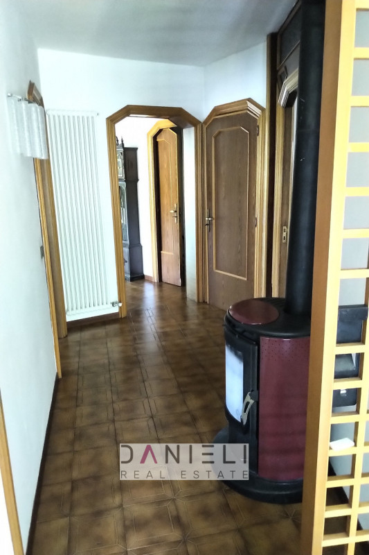 Brogliano: in zona panoramica, vi suggeriamo prestigiosa villa immersa nel verde, con vista apert...