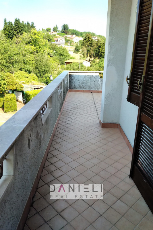 Brogliano: in zona panoramica, vi suggeriamo prestigiosa villa immersa nel verde, con vista apert...