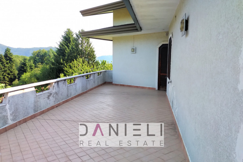 Brogliano: in zona panoramica, vi suggeriamo prestigiosa villa immersa nel verde, con vista apert...