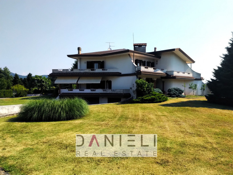 Brogliano: in zona panoramica, vi suggeriamo prestigiosa villa immersa nel verde, con vista apert...