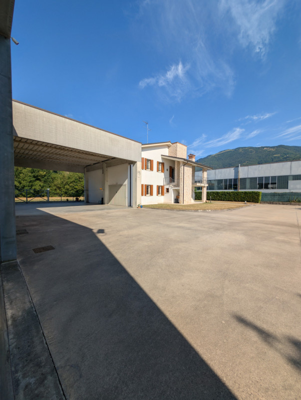 Lugo di Vicenza, Capannone con ufficio ed abitazione indipendente.

Trattativa presso UNICA Immob...