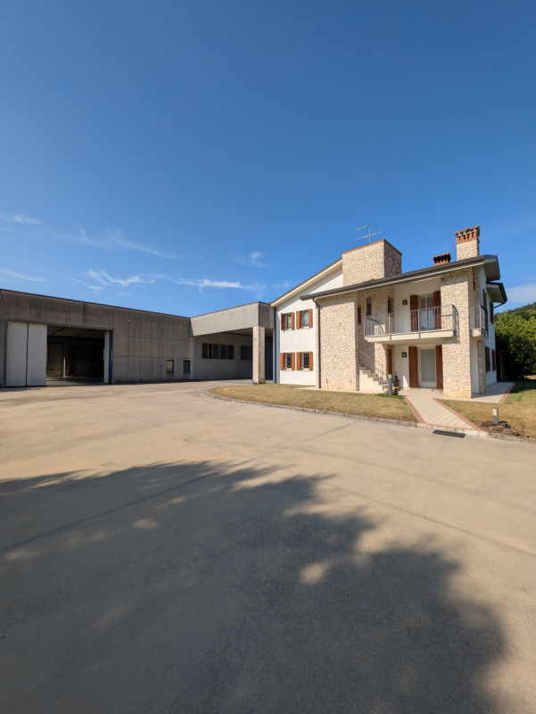 Lugo di Vicenza, Capannone con ufficio ed abitazione indipendente.

Trattativa presso UNICA Immob...