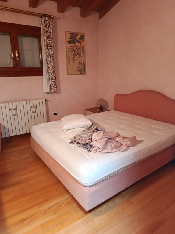 Nelle vicinanze di Prato della Valle affittasi villa arredata da LIBERA DA SETTEMBRE 2025.
la cas...