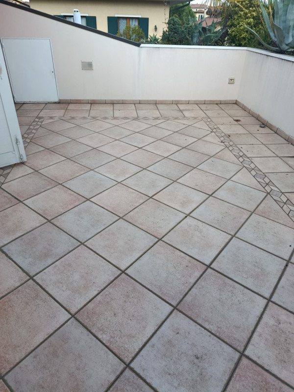 Nelle vicinanze di Prato della Valle affittasi villa arredata da LIBERA DA SETTEMBRE 2025.
la cas...