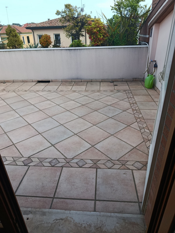 Nelle vicinanze di Prato della Valle affittasi villa arredata da LIBERA DA SETTEMBRE 2025.
la cas...