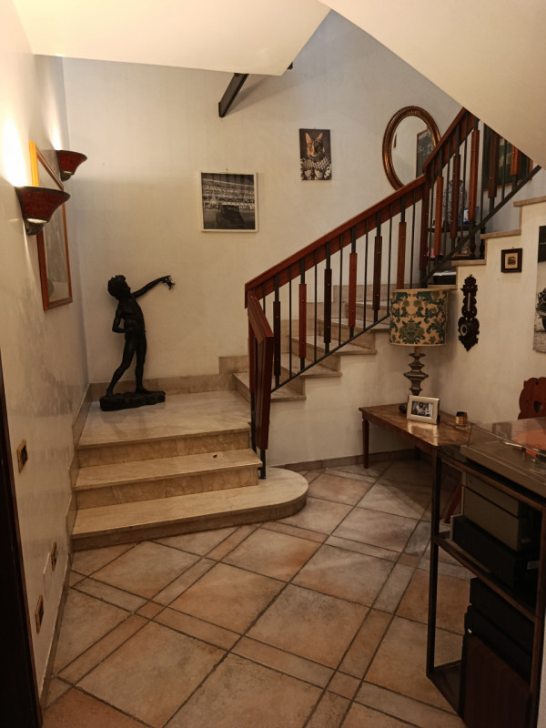 Nelle vicinanze di Prato della Valle affittasi villa arredata da LIBERA DA SETTEMBRE 2025.
la cas...