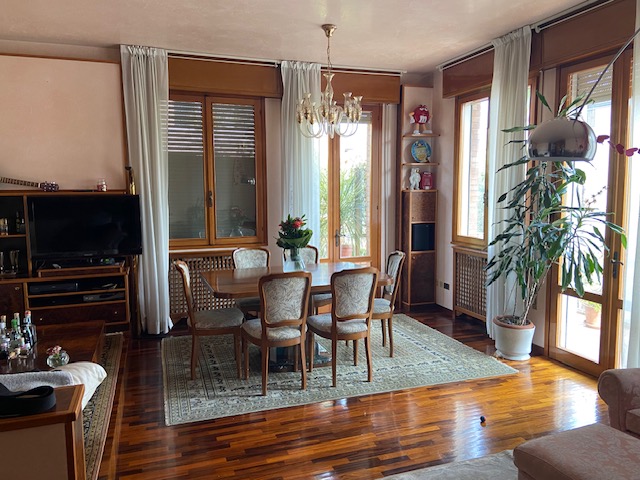 Nelle vicinanze di Prato della Valle affittasi villa arredata da LIBERA DA SETTEMBRE 2025.
la cas...