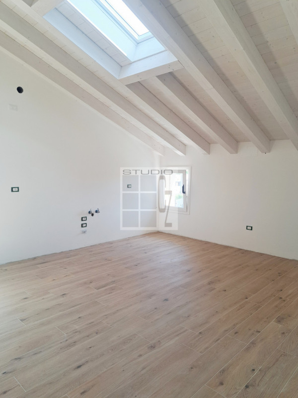 Proponiamo in vendita appartamento inserito in un contesto di sole TRE unità abitative, senza amm...