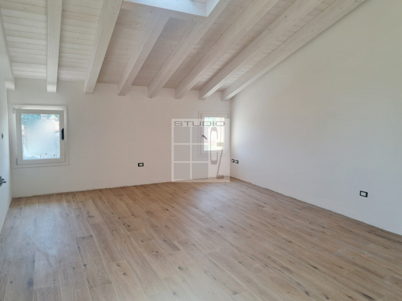 Proponiamo in vendita appartamento inserito in un contesto di sole TRE unità abitative, senza amm...