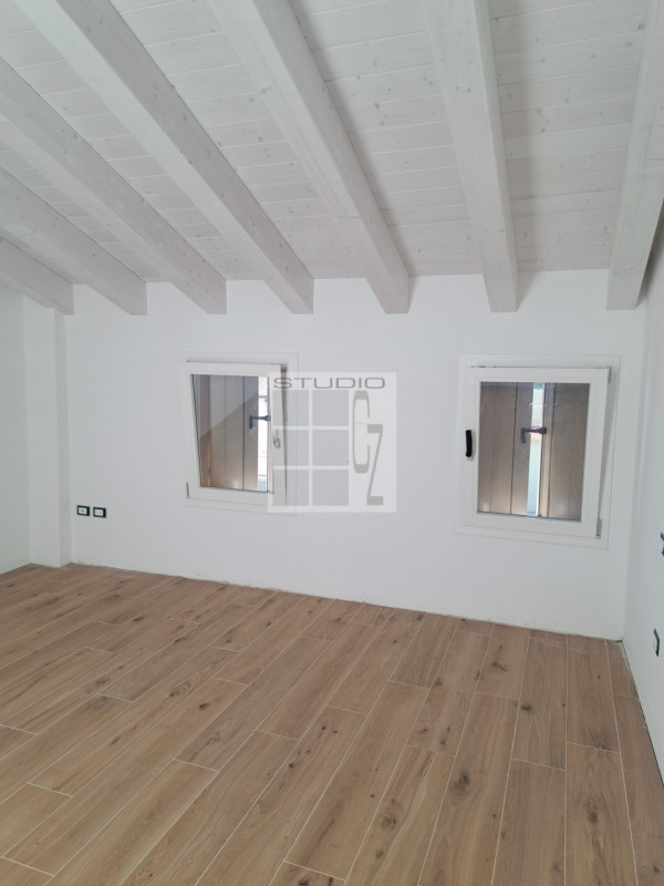 Proponiamo in vendita appartamento inserito in un contesto di sole TRE unità abitative, senza amm...