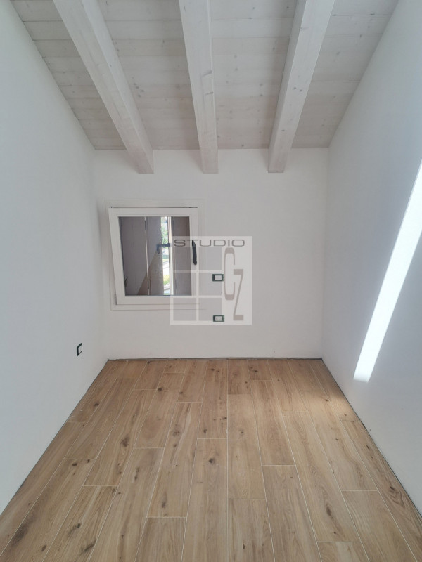 Proponiamo in vendita appartamento inserito in un contesto di sole TRE unità abitative, senza amm...