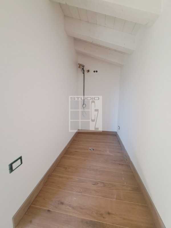 Proponiamo in vendita appartamento inserito in un contesto di sole TRE unità abitative, senza amm...