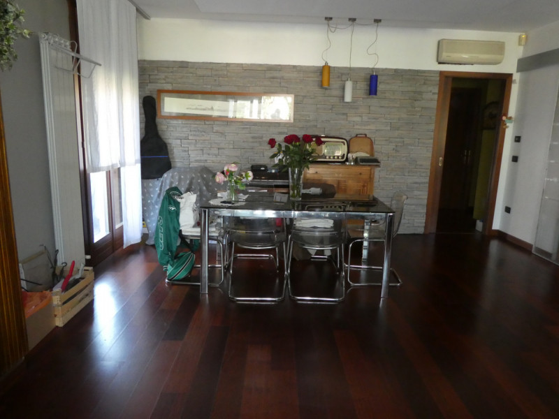 vendesi porzione di casa che si sviluppa su 2 piani , terra e Primo, costruzione del 1998 e poi e...